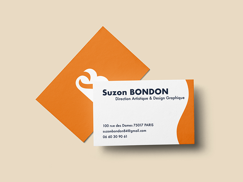 Mockup - Carte de visite : Recto, Suzon Bondon, informations personnelles - Verso, Logotype SB blanc sur fond orange