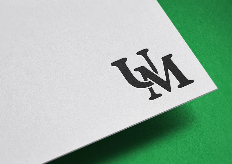 Mockup - Logotype MU Noir en bas de page sur fond vert